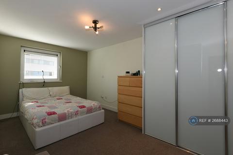 2 bedroom flat to rent, Basin Approach, London, E16