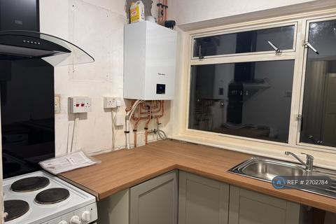 2 bedroom flat to rent, Woodcote Close, Kingston Upon Thames, KT2
