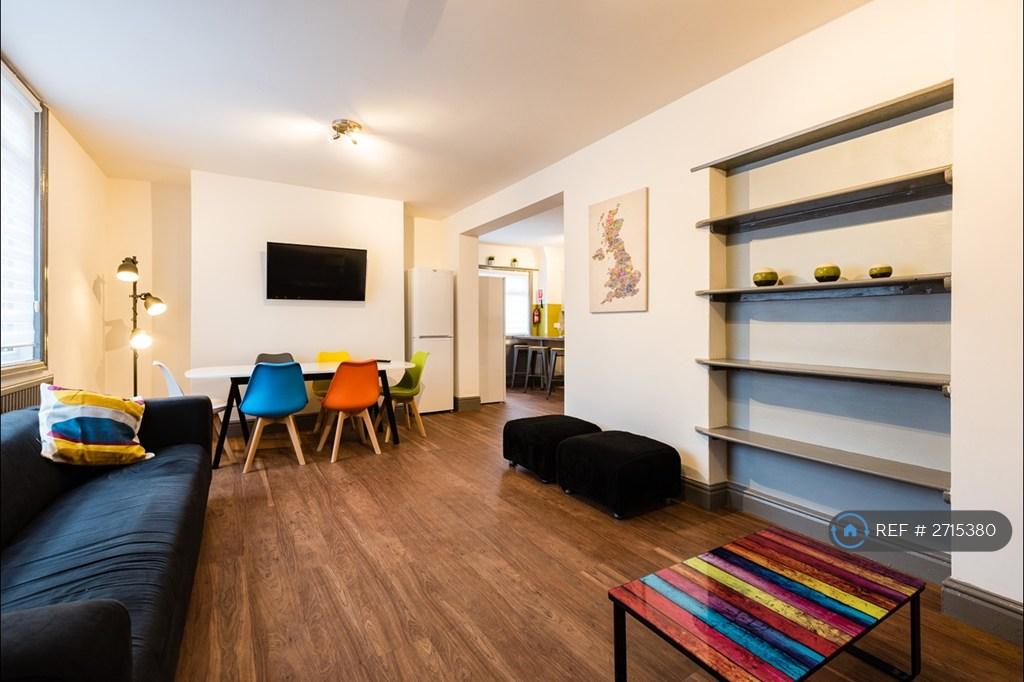 Huge Spacious Living Area - Smart Tv And Virgin Bb
