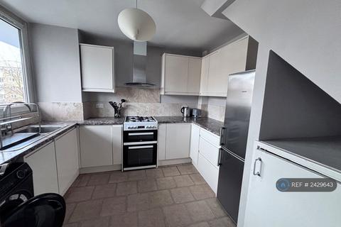 4 bedroom maisonette to rent, Mcconnell House, London, SW8