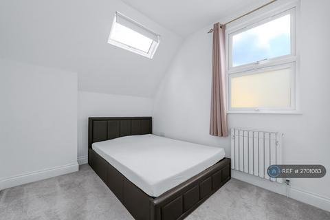 2 bedroom flat to rent, Friary Road, London, SE15