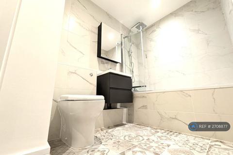 2 bedroom flat to rent, High Street, London, E17
