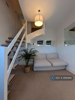 Studio to rent, Hammersmith Grove, London, W6
