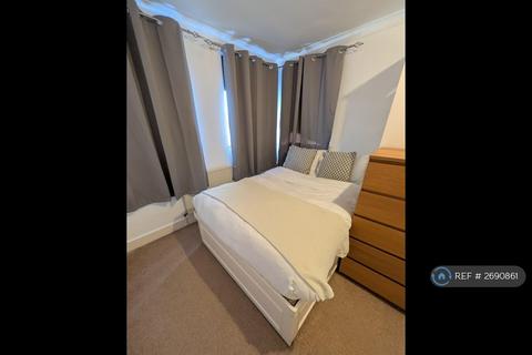 Studio to rent, Hammersmith Grove, London, W6