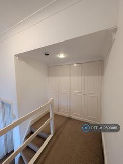Studio to rent, Hammersmith Grove, London, W6