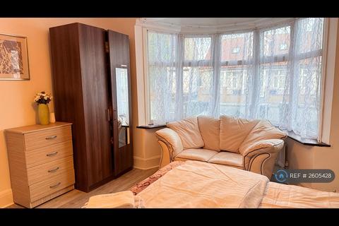 1 bedroom in a house share to rent, Ilford, Ilford, IG6