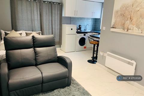 Studio to rent, Hindhead Close, Uxbridge, UB8