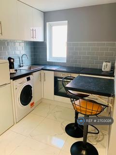 Studio to rent, Hindhead Close, Uxbridge, UB8