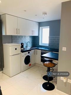 Studio to rent, Hindhead Close, Uxbridge, UB8