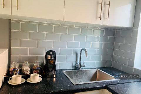 Studio to rent, Hindhead Close, Uxbridge, UB8