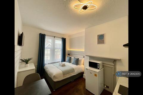 Studio to rent, Westbourne, Dorset, BH4