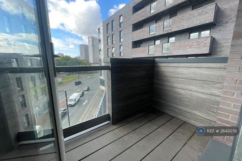 3 bedroom flat to rent, Every Street, Manchester, M4