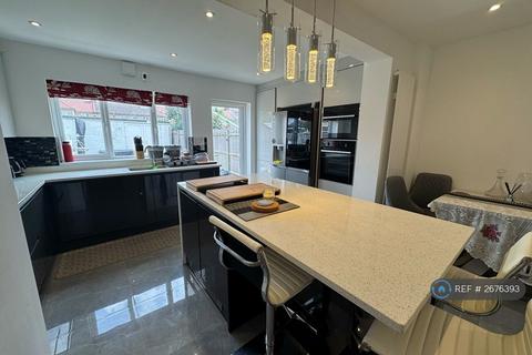 1 bedroom in a house share to rent, Hartland Drive, Ruislip, HA4