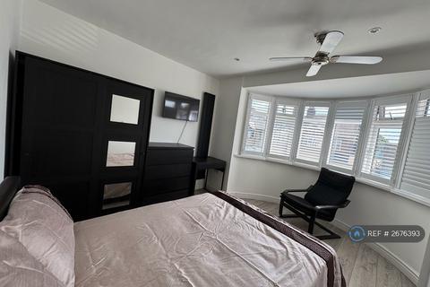 1 bedroom in a house share to rent, Hartland Drive, Ruislip, HA4