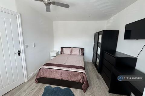 1 bedroom in a house share to rent, Hartland Drive, Ruislip, HA4