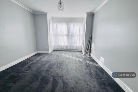 2 bedroom flat to rent, Hertford Road, Enfield, EN3