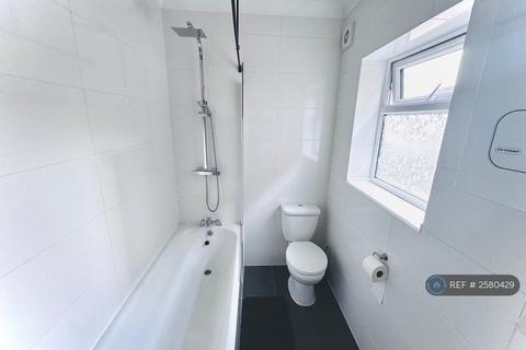 2 bedroom flat to rent, Hertford Road, Enfield, EN3