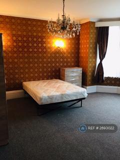 5 bedroom semi-detached house to rent, Berkshire Gardens, London, N13