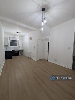 1 bedroom in a flat share to rent, Askew Road, London, W12