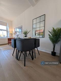 2 bedroom flat to rent, Askew Road, London, W12