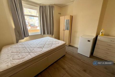 1 bedroom in a house share to rent, Cromwell Road, Hounslow, TW3