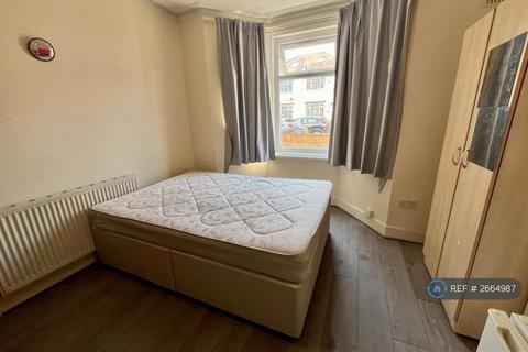 1 bedroom in a house share to rent, Cromwell Road, Hounslow, TW3
