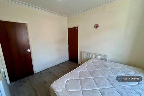 1 bedroom in a house share to rent, Cromwell Road, Hounslow, TW3