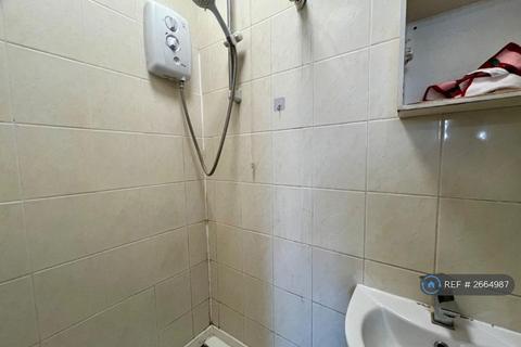1 bedroom in a house share to rent, Cromwell Road, Hounslow, TW3