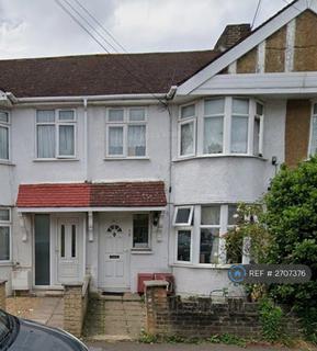 3 bedroom maisonette to rent, Sunningdale Avenue, Feltham, TW13