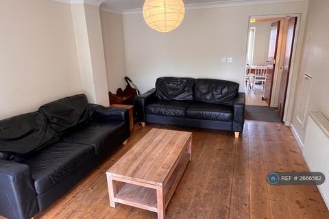4 bedroom end of terrace house to rent, Berkeley Close, Southampton, SO15