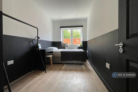 1 bedroom in a flat share to rent, Rosemill House, Morden, SM4
