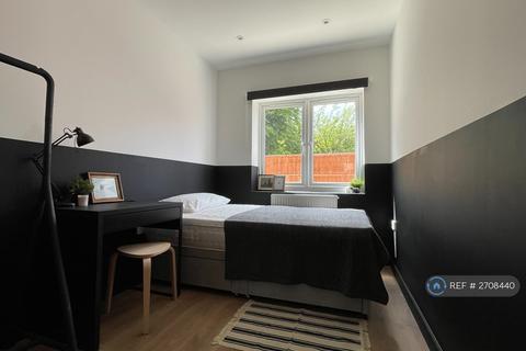 1 bedroom in a flat share to rent, Rosemill House, Morden, SM4