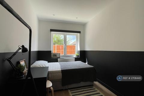 1 bedroom in a flat share to rent, Rosemill House, Morden, SM4