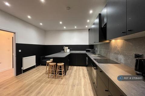 1 bedroom in a flat share to rent, Rosemill House, Morden, SM4