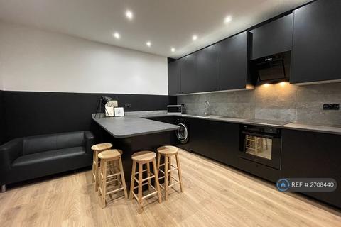 1 bedroom in a flat share to rent, Rosemill House, Morden, SM4