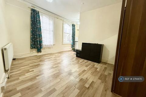 Studio to rent, Catford Broadway, London, SE6