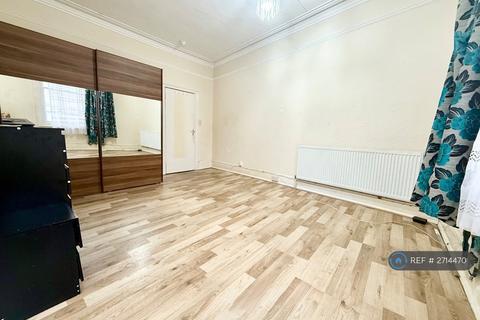 Studio to rent, Catford Broadway, London, SE6
