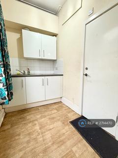 Studio to rent, Catford Broadway, London, SE6
