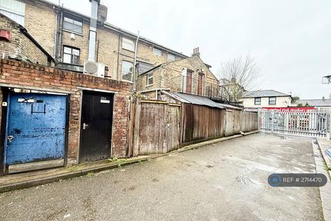 Studio to rent, Catford Broadway, London, SE6