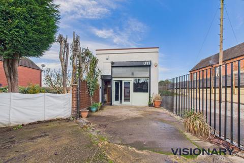 Property to rent - Tamworth Road, Amington, Tamworth, Staffordshire, B77