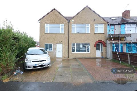 Studio to rent, Victoria Road, Uxbridge, UB10