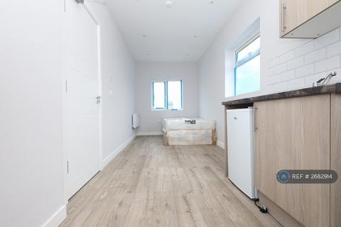 Studio to rent, Victoria Road, Uxbridge, UB10