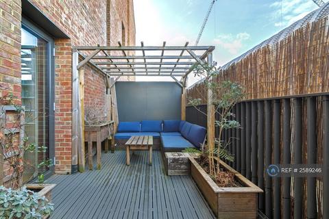 2 bedroom flat to rent, Milliner House, London, E3