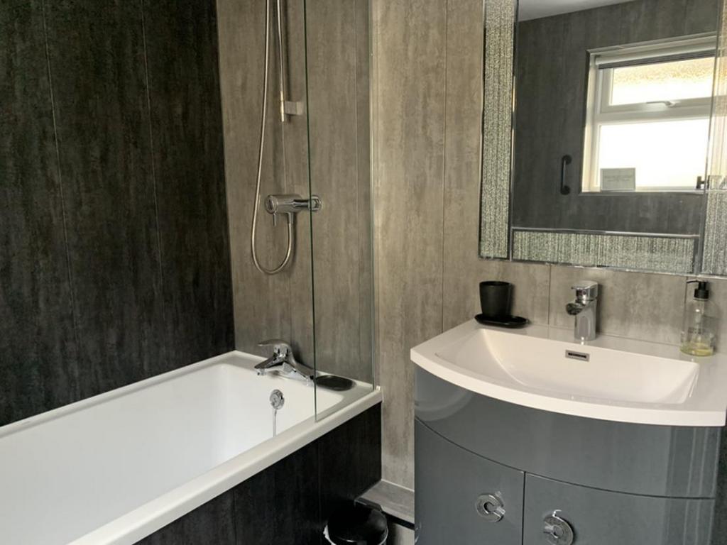Bathroom1.jpg