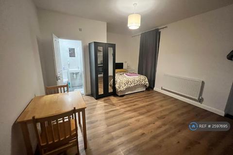Studio to rent, Princess Avenue, London, N13