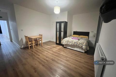 Studio to rent, Princess Avenue, London, N13