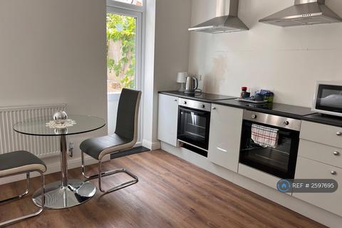 Studio to rent, Princess Avenue, London, N13