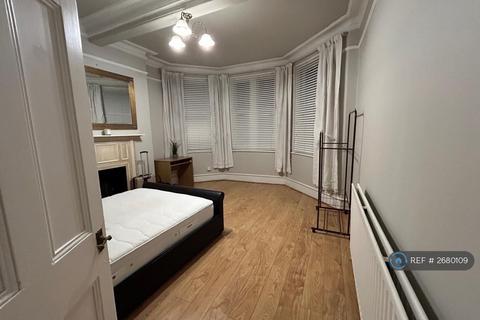 1 bedroom flat to rent, St. Andrews Mansions, London, W14