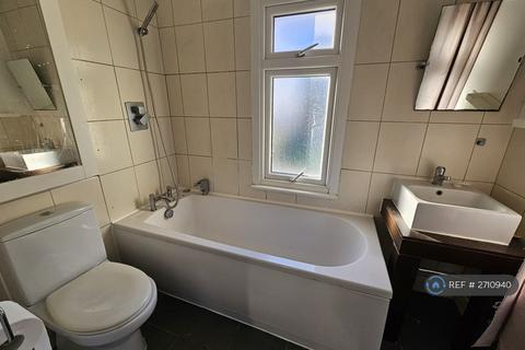 undefined, Kenilworth Avenue, Romford, RM3