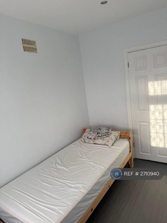 Bedroom4 2